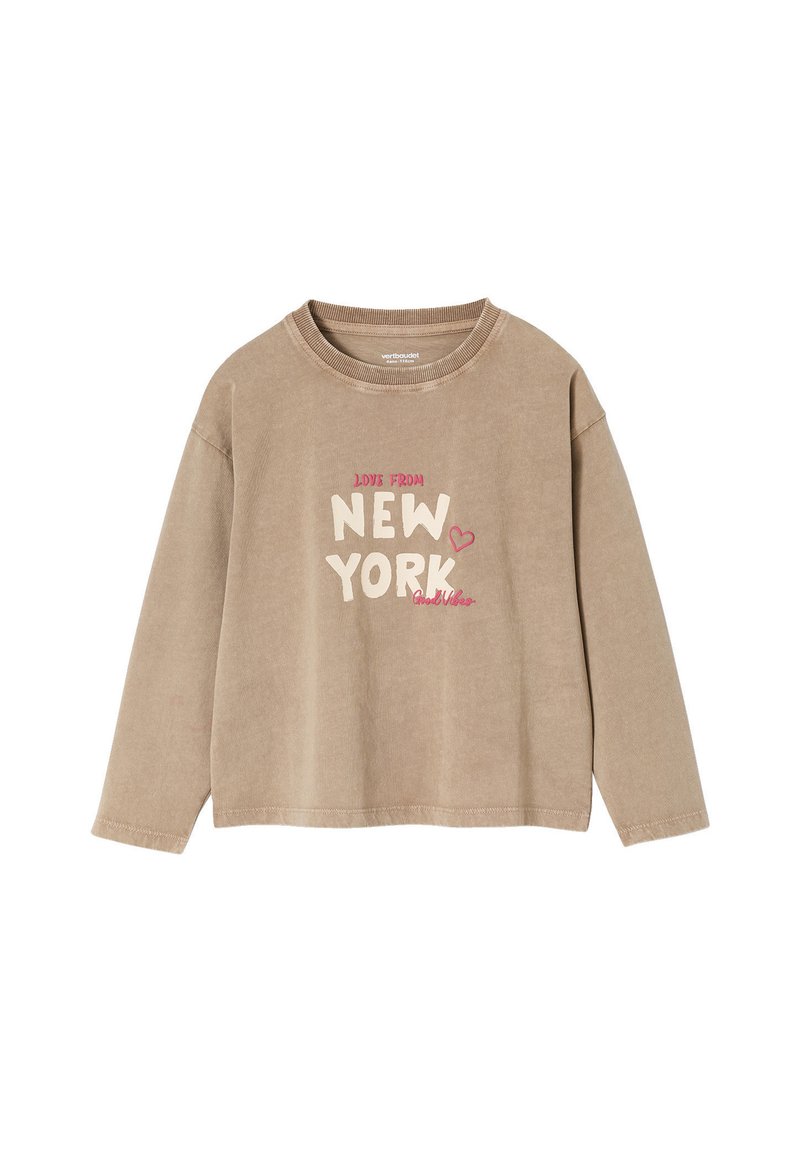 Kahki-langärmeliges T-Shirt mit Rundhalsausschnitt und einem grafischen Druck, der "LOVE FROM NEW YORK" in rosa und beigen Tönen zeigt.