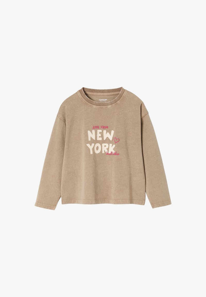 Kahki-langärmeliges T-Shirt mit Rundhalsausschnitt und einem grafischen Druck, der "LOVE FROM NEW YORK" in rosa und beigen Tönen zeigt.