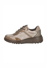 Zapatillas multicolores en tonos beige y marr�ón, que presentan una combinación de texturas mate y brillantes, diseño con cordones y tachuelas decorativas.