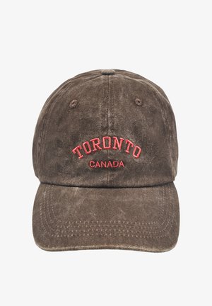 Casquette de baseball marron avec un texte brodé rouge "Toronto Canada" à l'avant.