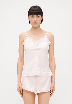 Silk pysjamasett i myk rosa, med blonder på toppen og shortsen. Toppen har tynne justerbare stropper og et delikat blomstermønster.