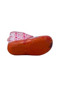 Stivale impermeabile rosa con motivi a cuori e farfalle, parte superiore glitterata, finitura morbida e testurizzata, e una suola traslucida arancione maculata.