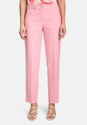 Helle rosa Hose mit maßgeschneidertem Schnitt, ausgestattet mit einem Knopfverschluss, zwei Fronttaschen und einem geraden Beinansatz. Glatte Stoffoberfläche.