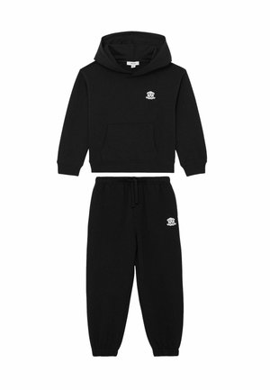 Schwarzes Hoodie- und Jogginghosen-Set mit weiß gesticktem Logo auf Brust und Oberschenkel, Fronttasche und Kordelzug in der Taille.