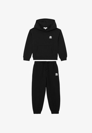 Set format din hanorac negru și pantaloni de trening, cu logo alb brodat pe piept și coapsă, buzunar în față și talie cu șnur.