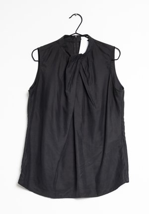 Schwarzes ärmelloses Top aus glattem Material, mit einer knotenartigen Detailverzierung vorne, hohem Kragen und einem Reißverschluss auf der Rückseite zum Schließen.