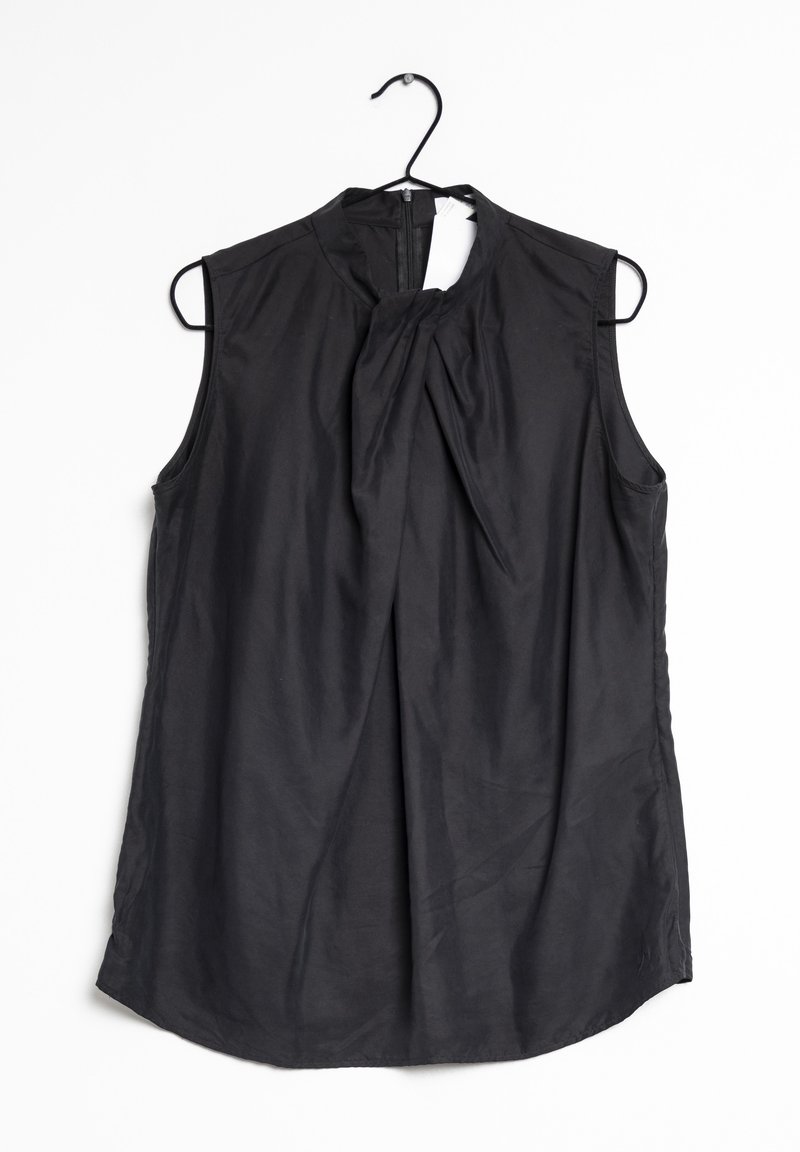 Černý top bez rukávů vyrobený z hladkého materiálu, vybavený uzlovým detailem v přední části, vysokým výstřihem a zadním zipem pro zapínání.