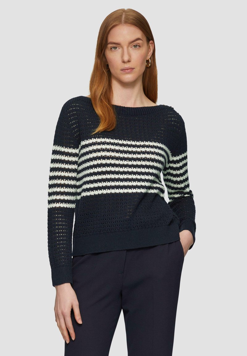 Marineblauer Strickpullover mit weißen und hellgrünen horizontalen Streifen, breitem Ausschnitt und gerippten Bündchen, glatter Textur und lockerer Passform.
