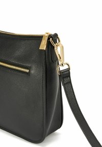 Czarna skórzana torba na ramię z teksturowanym wykończeniem, złotymi elementami, kieszenią na zamek błyskawiczny oraz odczepianym paskiem na ramię.