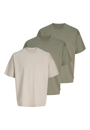 Tre magliette a maniche corte con collo tondo, semplici, impilate una sopra l'altra: una beige davanti e due verde oliva dietro, su sfondo bianco.