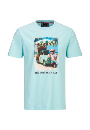 Hellblaues T-Shirt mit einer Grafik eines Bären, der eine Sonnenbrille und Strandkleidung trägt und sich an einen kleinen grünen Strandwagen unter einem gestreiften Sonnendach lehnt.