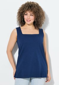 Top senza maniche blu navy con scollatura quadrata, realizzato in un tessuto morbido. Presenta una vestibilità comoda e leggere aperture laterali per facilitare i movimenti.