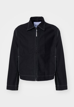 Jachetă din denim negru cu un design scurt, cusături albe, guler ascuțit și închidere frontală cu fermoar. Mâneci lungi cu manșete cu nasturi.