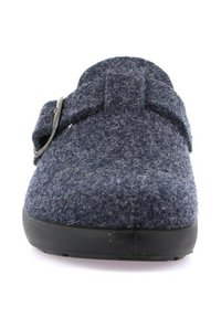 Pantofole blu scuro con tomaia in lana texturizzata, cinturino regolabile con fibbia in tonalità argento e una spessa suola in gomma nera.