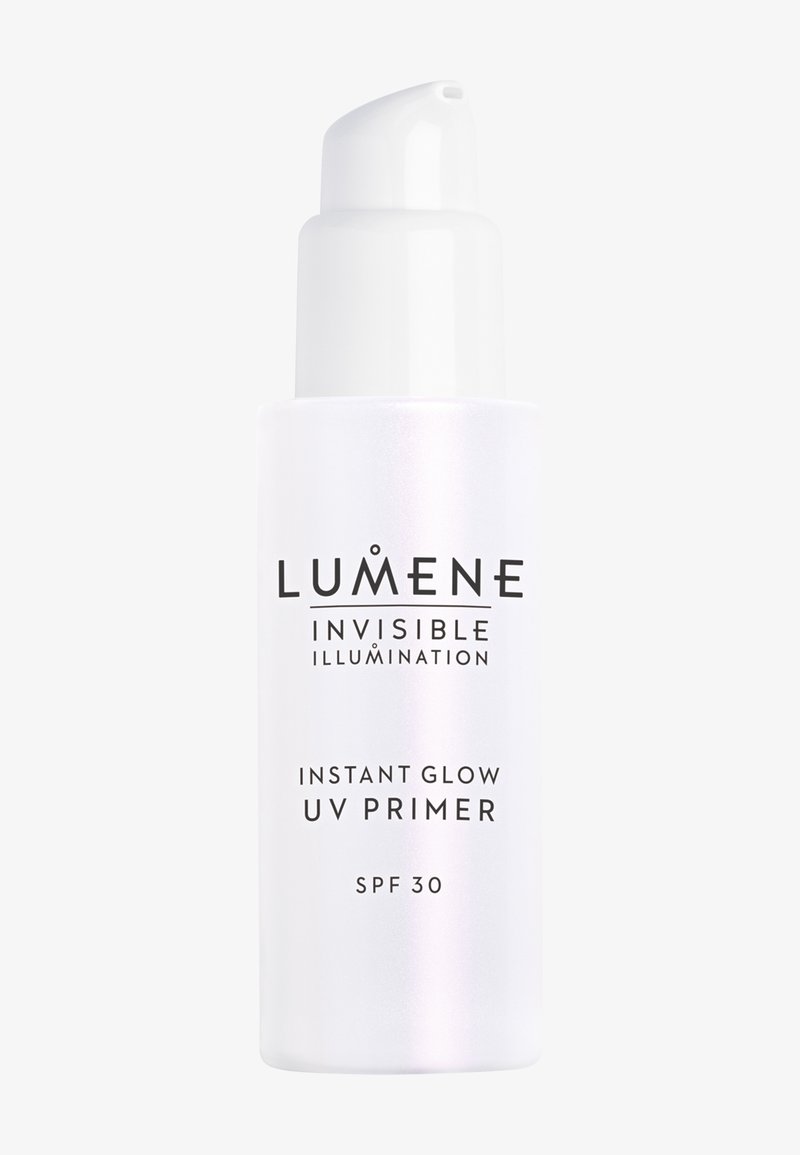 Flacon de primer UV Lumene Invisible Illumination Instant Glow avec pompe, étiqueté SPF 30, sur un fond blanc uni.