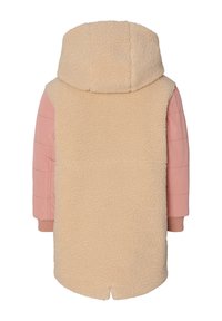 Manteau long avec un devant en nylon rose et lisse et un dos en tissu beige et doux. Conception à capuche avec des poignets côtelés, présentant un ourlet fendu.