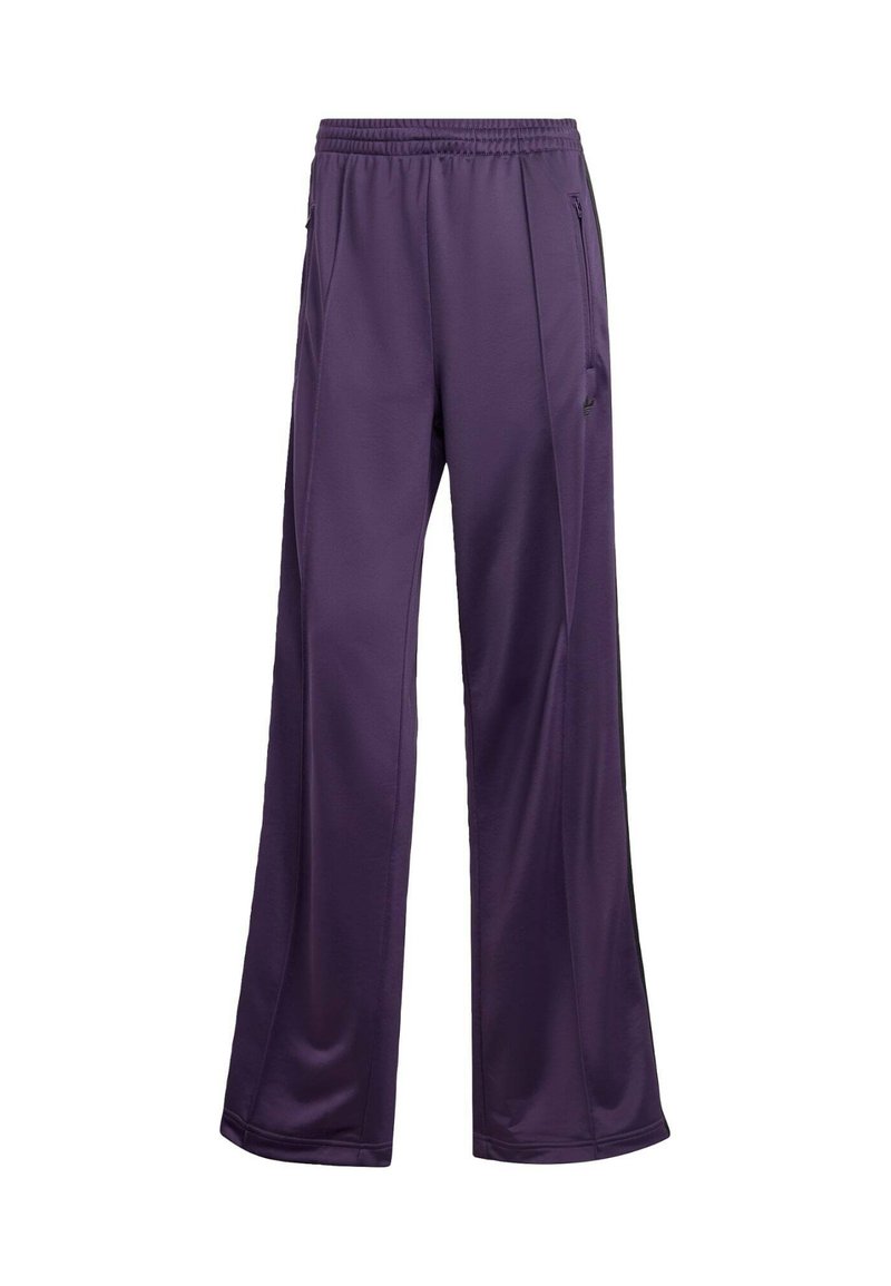 Un pantalon de sport violet, fabriqué en tissu lisse, se caractérise par une taille élastique, des poches latérales et une coupe ample avec des jambes droites.
