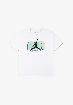 Weißes T-Shirt mit kurzen Ärmeln, großen pastellfarbenen "AIR"-Buchstaben, schwarzer Jumpman-Silhouette, die einen Basketball hält, und dem Schriftzug "Jordan" darunter.