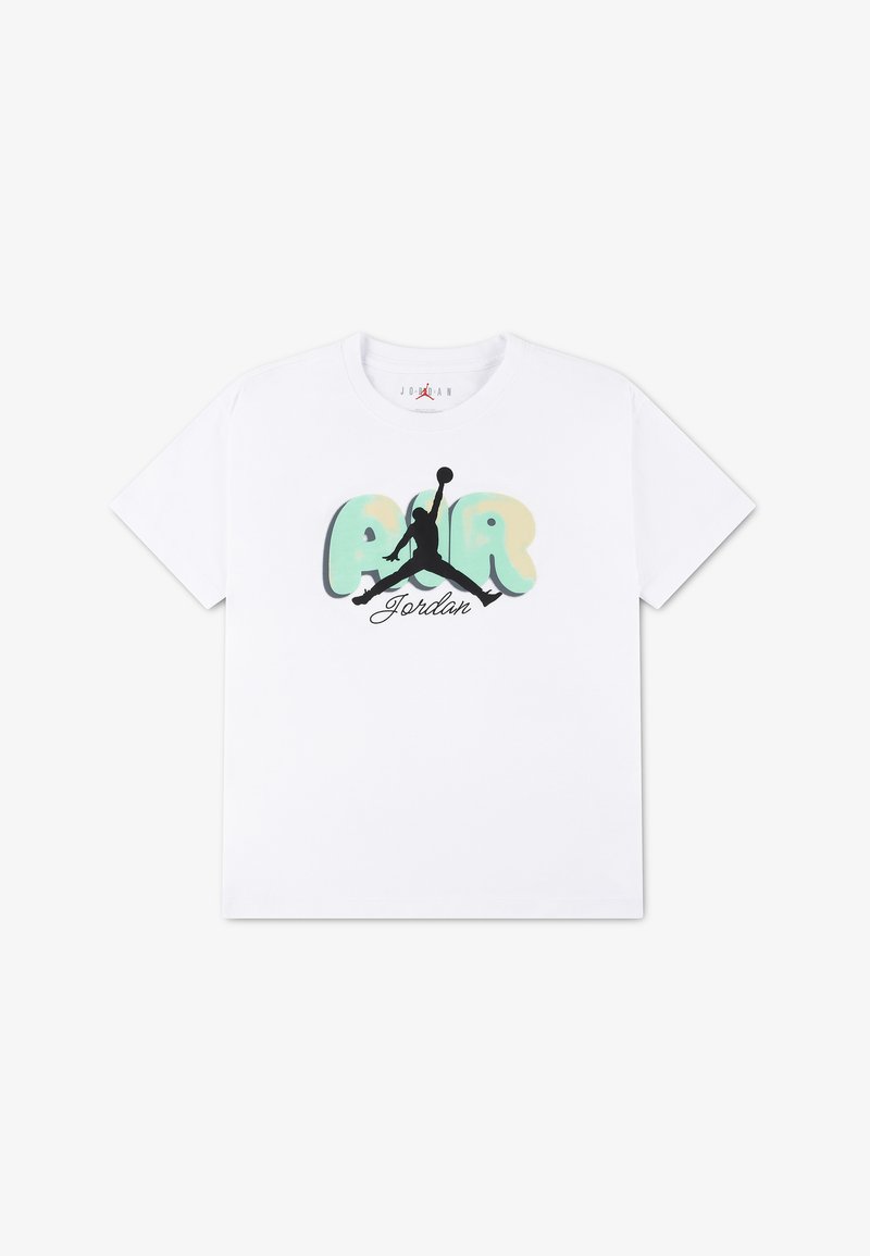 T-shirt blanc à manches courtes avec de grandes lettres pastel « AIR », silhouette noire de Jumpman tenant un ballon de basket, et texte « Jordan » en-dessous.