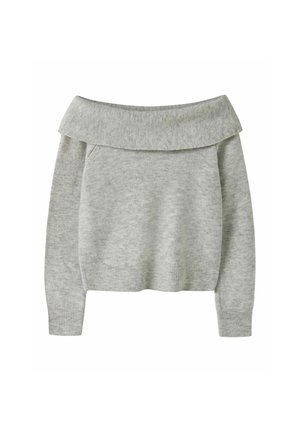 Lysegrå strikket off-shoulder sweater med lange ærmer og ribstrikkede manchetter og kant, vist på hvid baggrund.