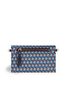 Obdélníková kabelka s modro-hnědo-bežovým geometrickým vzorem, vybavená černou zipovou kapsou s tmavomodrou koženou poutkou.