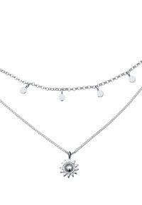Sølvbelagt halskæde med en solformet vedhæng på en fin kæde, med små runde accenter langs den øverste kæde.