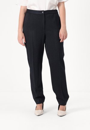 Skreddersydde, marineblå bukser med hvite pinstriper. Mykt, lett stoff med en midjebånd, frontlukking med knapp og avsmalnende ankelmansjetter.