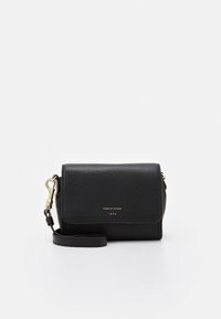 Juodas odinis per petį nešiojamas krepšys su raižyta apdaila, priekinė skląstis, nuimama rankena ir aukso spalvos detalėmis, išskirtiniu įspaustu logotipu.