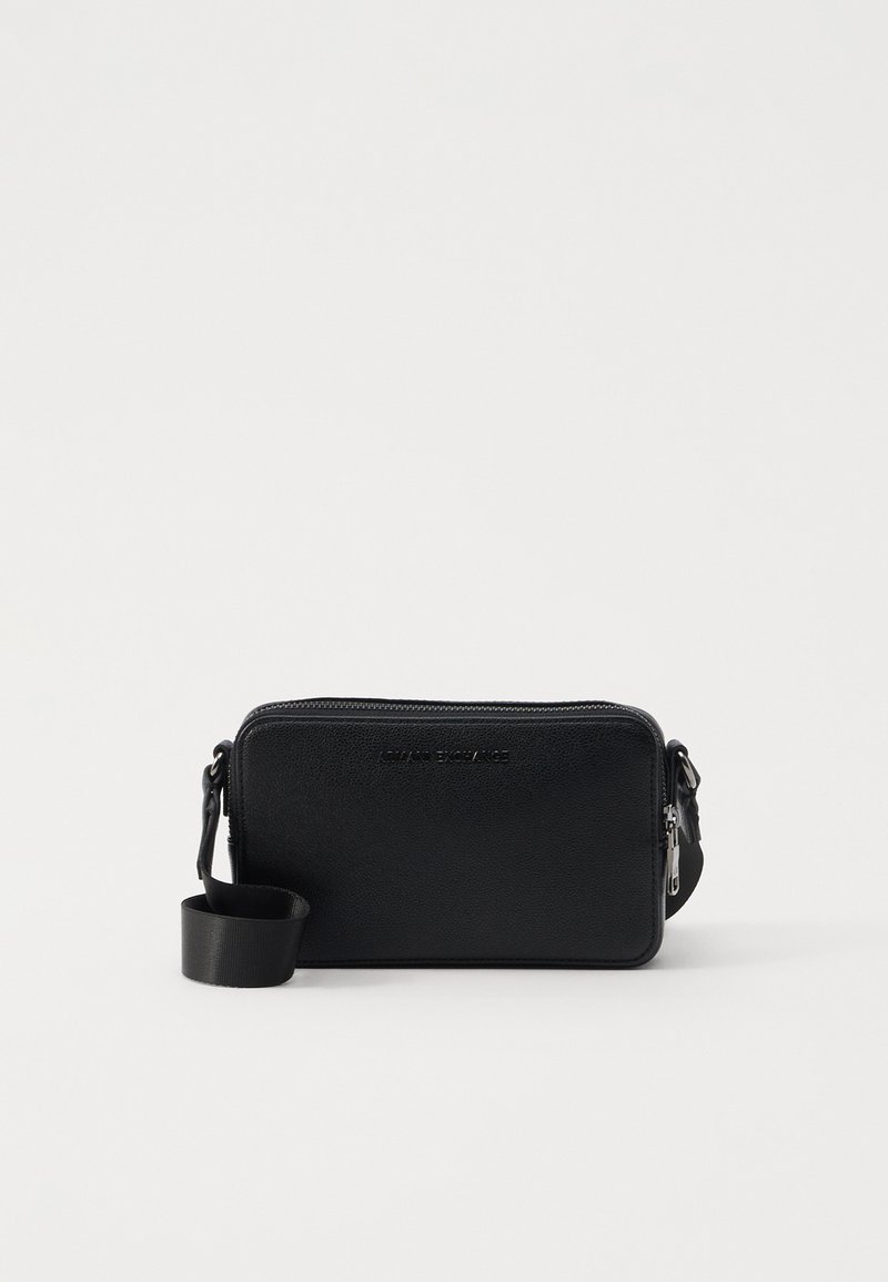 Sac en cuir texturé noir porté en bandoulière avec fermeture éclair, doté d'une bandoulière détachable et d'un logo embossé à l'avant.
