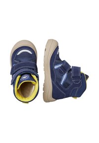 Dětské boty námořnické modři s texturovaným látkovým svrškem, béžovou gumovou podrážkou, suchým zipem a jasně žlutou podšívkou. Navrženy pro pohodlí a podporu.