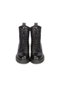 Botas de cuero negro con cordones, de textura suave, con puntera redonda, altura por encima del tobillo y suela de goma. Presentan herrajes dorados y cremalleras laterales.