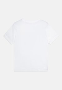 T-shirt blanc à manches courtes, en coton, design col rond, texture douce, avec un petit texte "ULTRA DRY" près de l'ourlet.