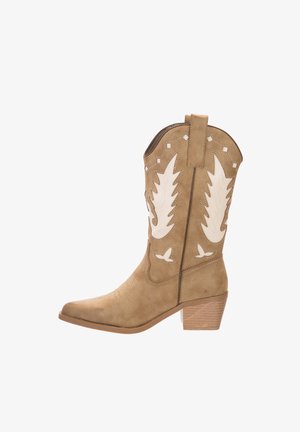 Brązowe zamszowe kowbojki z białymi skórzanymi akcentami, szpiczastym noskiem, dekoracyjnym przeszyciem i słupkowym obcasem. Posiadają wycięcia.