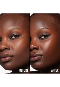 Nærbilde av et ansikt delt inn i to seksjoner: venstre viser matt hud; høyre viser glitrende, sunn hud med definerte øyenbryn og glossy lepper.