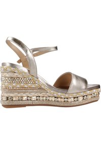 Metallisch goldene Keilsandalette mit einer dicken geflochtenen Jutesohle, verziert mit Perlen und Akzenten. Verfügt über einen breiten Riemen und einen Knöchelverschluss.