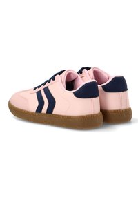 Zapatillas sintéticas rosas con detalles en azul marino, que cuentan con una suela de goma marrón con patrón y rayas contrastantes en el lateral.