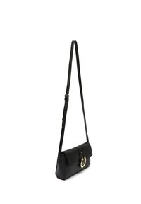Borsa a tracolla in pelle nera con forma rettangolare, chiusura a pattina piatta, accessori in oro e tracolla regolabile. Texture liscia.