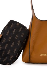Braune Lederhandtasche mit strukturiertem Finish, begleitet von einem schwarzen Beutel mit wiederholtem Logo in Gold. Beide Artikel verfügen über einen Reißverschluss.