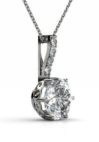 Collana con pendente in argento che presenta un grande diamante rotondo circondato da pietre più piccole, con un design elegante e intrecciato e una finitura lucida.