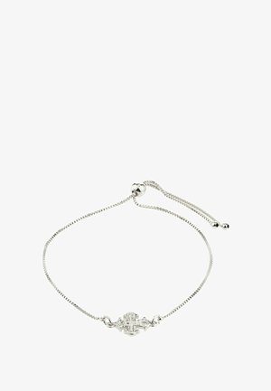 Strieborný náramok s retiazkou s textúrovaným povrchom, ktorý obsahuje centrálny dizajn kríža a nastaviteľné zapínanie s dvoma malými korálkami.