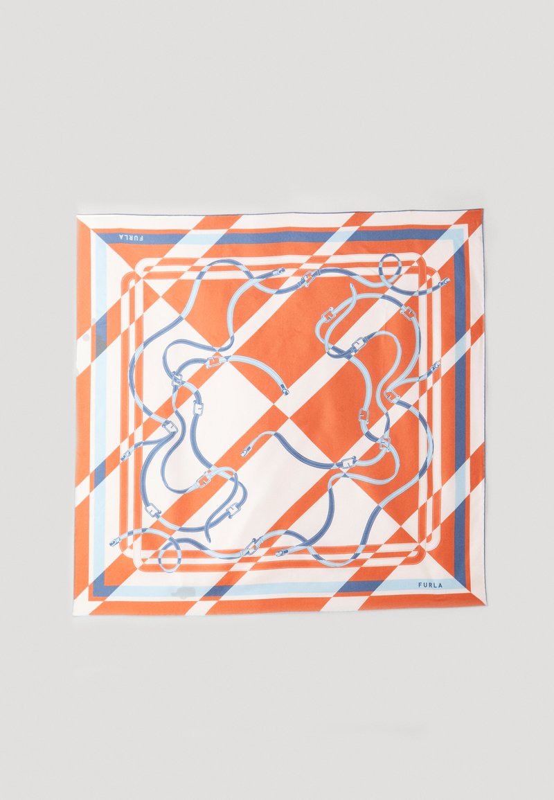 Μεταξωτό μαντήλι με γεωμετρικό σχέδιο σε πορτοκαλί και λευκό χρώμα, με μπλε λεπτομέρειες. Το σχέδιο περιλαμβάνει διασταυρούμενους μπλε ιμάντες και λεπτομέρειες από μέταλλο.