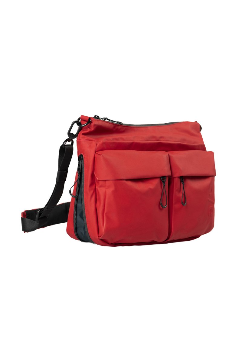 Borsa a tracolla in nylon rosso con due tasche frontali, chiusura con zip, tracolla regolabile e dettagli in nero a contrasto per un tocco di stile.