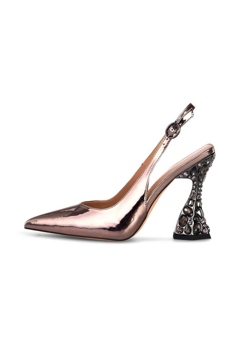 Zapatos de tacón tipo slingback en piel sintética patentada dorada rosa con punta afilada y un tacón de joyas negras intrincadamente diseñado.