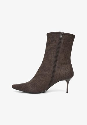 Dunkelbrauner Knöchelstiefel mit spitzer Zehe, strukturiertem Krokodilmuster, seitlichem Reißverschluss und schmalem mittelhohem Stilettoabsatz auf weißem Hintergrund.