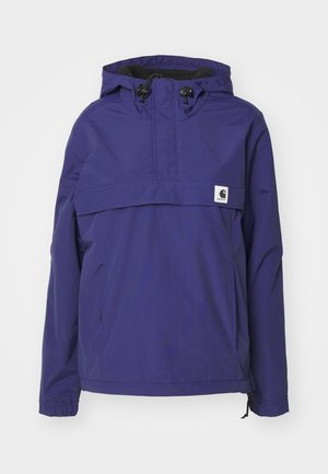 Fialová bunda s kapucí a designem na poloviční zip, přední kapsou a elastickými manžetami. Vyrobena z lehkého, voděodolného materiálu.