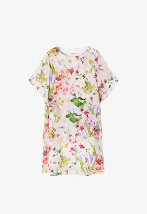 Blomstrede kjole med korte ærmer og løs pasform. Lavet af letvægtsstof med en hvid bund, prydet med farverige blomstermønstre.