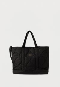 Μαύρη καπιτονέ τσάντα ώμου με διπλές λαβές, που διαθέτει υφή και ορθογώνιο σχήμα. Περιλαμβάνει ένα μικρό λογότυπο επωνυμίας στο μπροστινό μέρος.