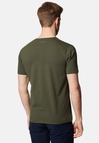 Khaki zielona koszulka bawełniana z krótkim rękawem, okrągłym dekoltem i minimalistycznym logo z tyłu, charakteryzująca się gładką fakturą.