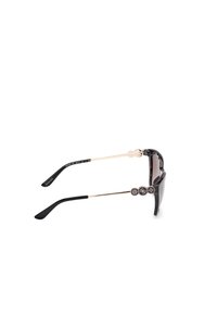 Gafas de sol negras con un marco brillante, acentos metálicos en dorado y detalles de hardware circular únicos en las varillas. Forma suave y elegante.