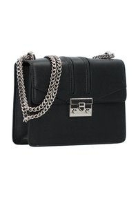 Czarna skórzana torebka z pikowanym wzorem, srebrnym łańcuszkiem na ramię i metalowym zapięciem na klamrę. Charakteryzuje się gładką teksturą i minimalistycznym oznakowaniem.